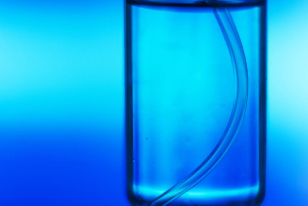 Homályos Közel üveg kék gyógyszer vagy vakcina fényképezett - Fotó, kép