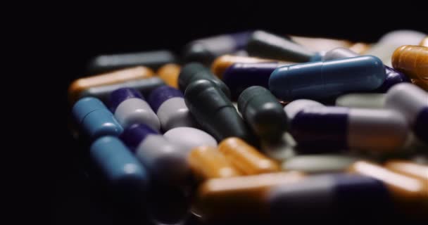 Různé lékařské pilulky Léky Černé pozadí Farmaceutický průmysl  - Záběry, video