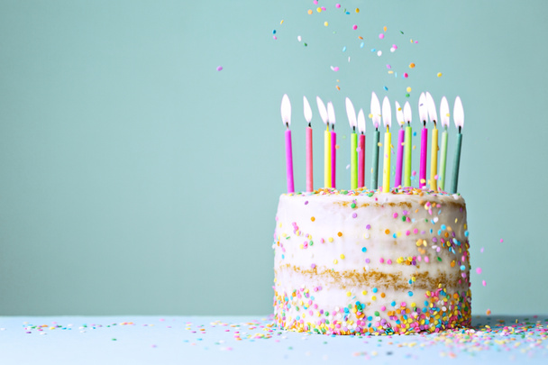 Çıplak funfetti doğum günü pastası. Renkli mumlar ve dökülen şekerlerle. - Fotoğraf, Görsel