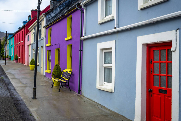 colorido pequeño pueblo Ardgroom en la península de Beara, Irlanda
 - Foto, imagen