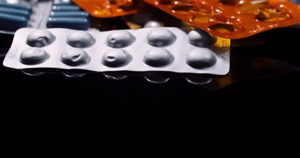 Erilaiset lääketieteelliset pillerit Lääkkeet Musta tausta Lääketeollisuus. Kipulääkkeet pyörivät - Materiaali, video