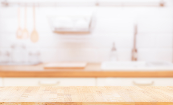 Holztischplatte auf verschwommenem Küchenhintergrund. kann zur Anzeige oder Montage Ihrer Produkte verwendet werden - Foto, Bild