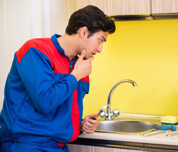 Υδραυλική επισκευή βρύσης στην κουζίνα - Φωτογραφία, εικόνα