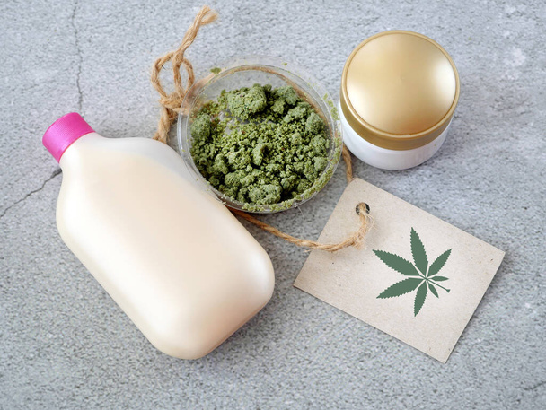 Cannabis-Creme-Kosmetik in Dosis mit Marihuana-Pflanze auf hölzernem Hintergrund. Cannabis-Kosmetikkonzept. - Foto, Bild