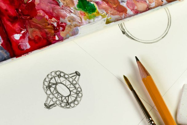 Rysowanie biżuterii Design. Rysuję biżuterię na papierze. Studio projektowe. Pomysły na kreatywność. - Zdjęcie, obraz