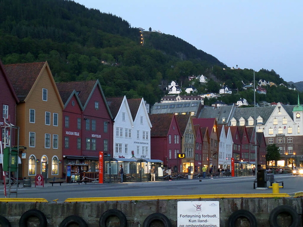 Bryggen, het historische havendistrict Bergen in de zomeravond, provincie Hordaland, Noorwegen - Foto, afbeelding