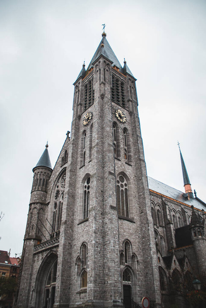 Kerk Sint Antonius van Padua Parochie (Eglise Saint Antoine) in Brussel in gotische stijl - Foto, afbeelding