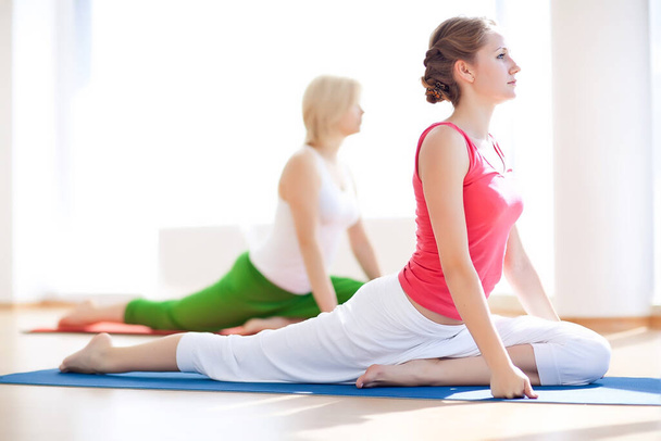 Een vrouw beoefent yoga in de studio.  - Foto, afbeelding
