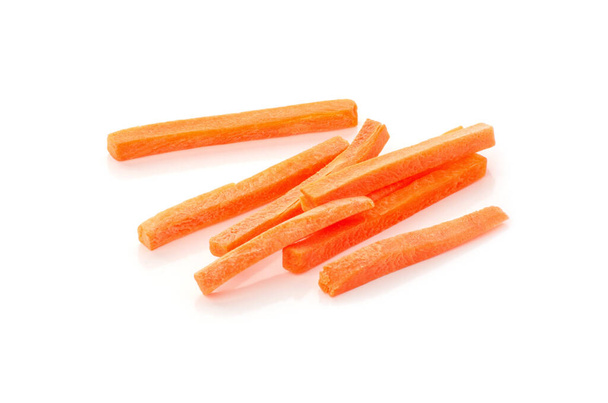 carota tritata cruda isolata su fondo bianco - Foto, immagini