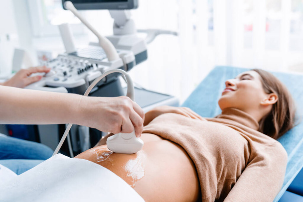 Doctor hand with ultrasonic during ultrasound medicine examination - Valokuva, kuva