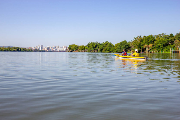 Evezés a Guaiba folyóban és Épületek Porto Alegre városban a háttérben, Rio Grande do Sul, Brazília - Fotó, kép