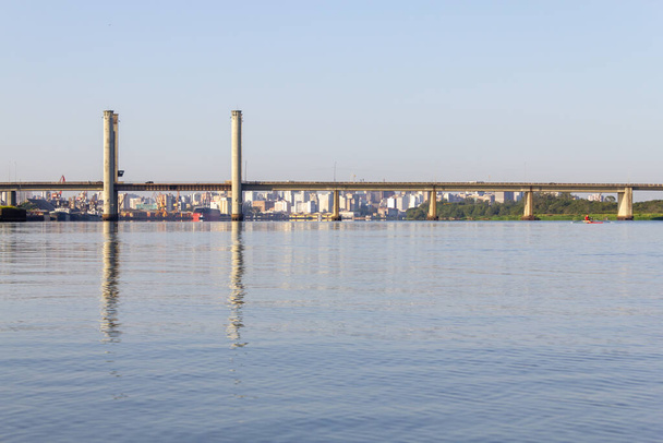 Puente sobre el río Guaiba en Porto Alegre, Rio Grande do Sul, Brasil
 - Foto, imagen