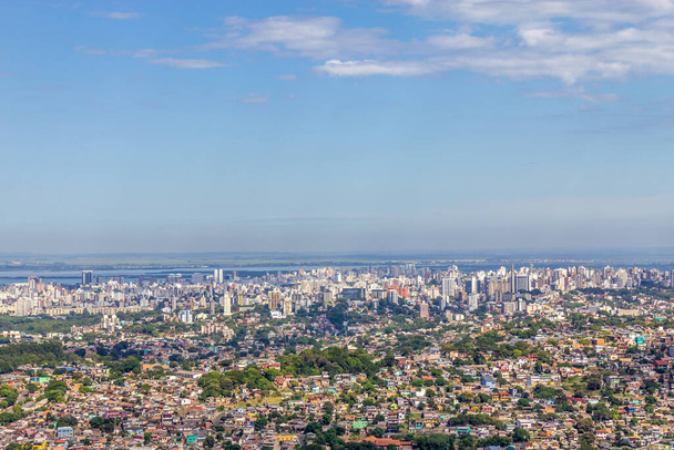 ブラジルのリオグランデ・ド・スル州モロ・サンタナ山からポルト・アレグレ市 - 写真・画像