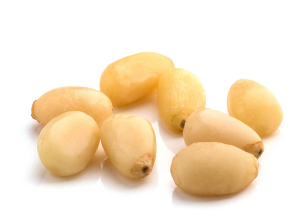 Кедровые орехи на белом фоне - Фото, изображение