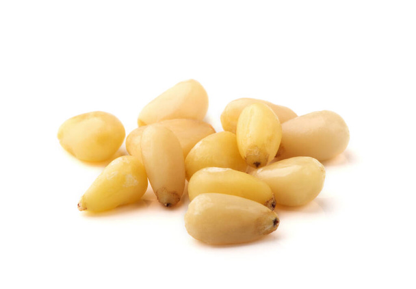 Кедровые орехи на белом фоне - Фото, изображение