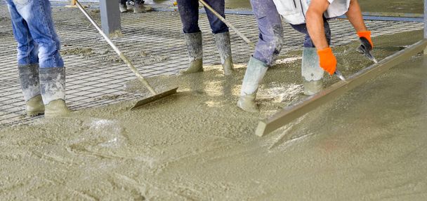 pracovníkům vyrovnávání betonu nové budovy. - Fotografie, Obrázek