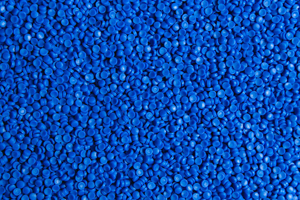 Modré plastové zrno, plastové polymerové granule, ruční držák Polymerové pelety, Suroviny pro výrobu vodovodních trubek, Plasty z petrochemikálií a kompozitní extruze, pryskyřice z polyethylenu. - Fotografie, Obrázek