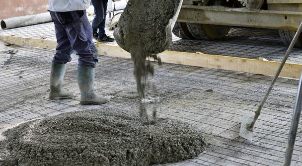 nalití cementu ze mixéru na podlahu nového buidingu, image - Fotografie, Obrázek