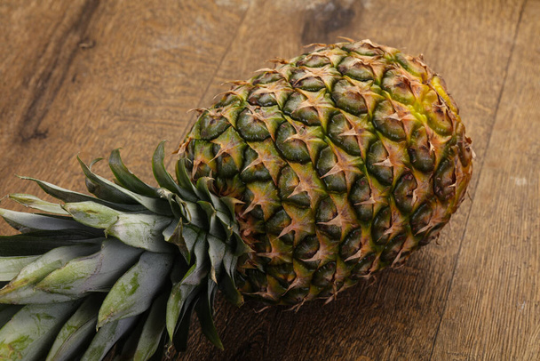 Ananas frais mûr sur le fond en bois
 - Photo, image