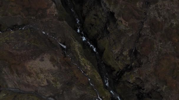 Vista aérea del sinuoso pequeño río entre montañas rocosas, Islandia
. - Imágenes, Vídeo