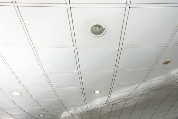 Lâmpada fluorescente no teto moderno
 - Foto, Imagem
