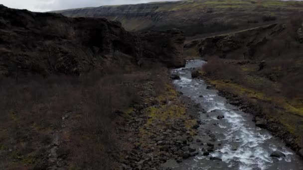 Vista aérea del sinuoso pequeño río entre montañas rocosas, Islandia
. - Imágenes, Vídeo