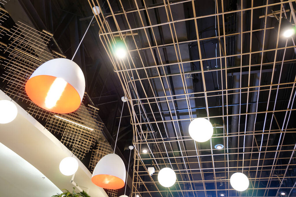 Lampe fluorescente sur le plafond moderne
 - Photo, image