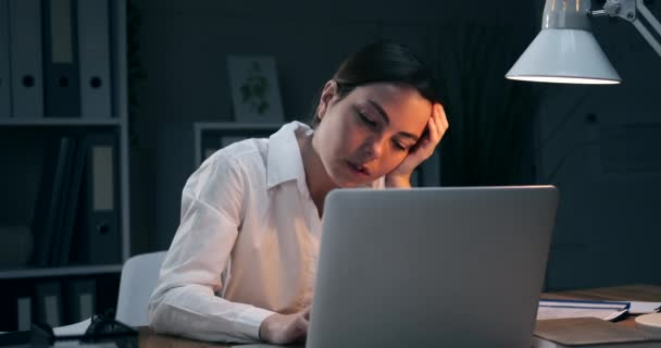 Zakenvrouw in slaap vallen tijdens het werken overuren in het nachtkantoor - Video