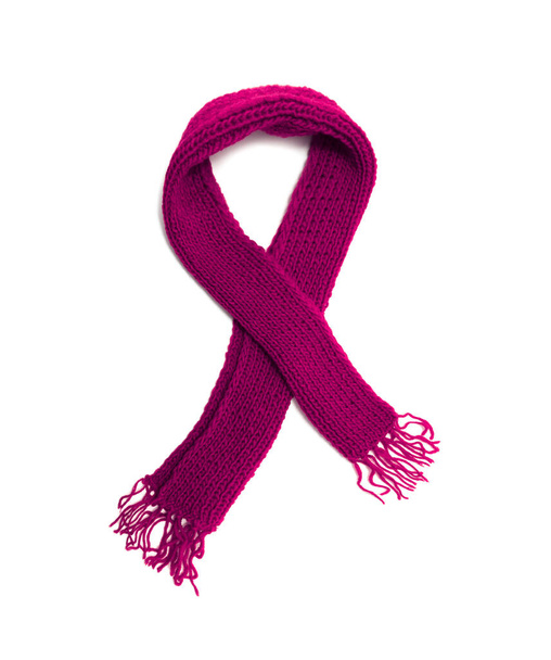 Розовый вязаный шарф на белом фоне. - Фото, изображение