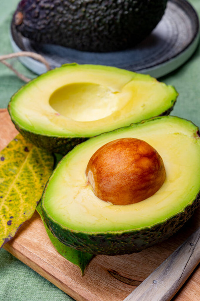 Cibo sano, frutta fresca matura hass avocado dal Perù - Foto, immagini