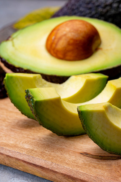Cibo sano, frutta fresca matura hass avocado dal Perù - Foto, immagini
