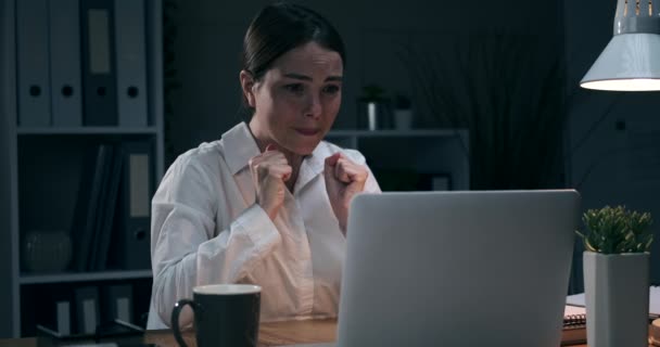 Деловая женщина получает плохие новости на ноутбуке в ночном офисе
 - Кадры, видео