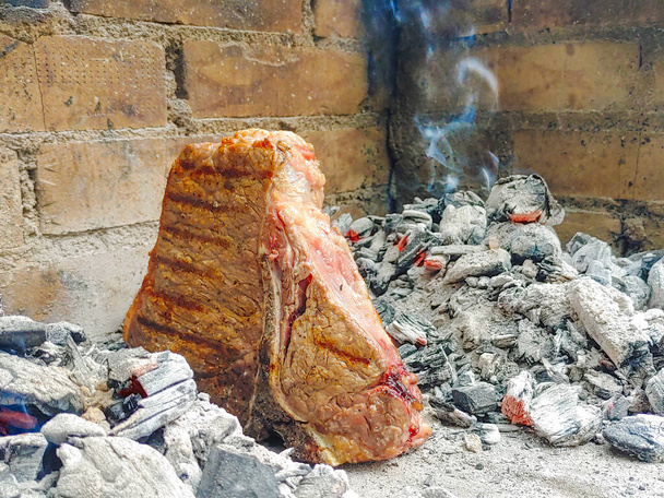 Florentyński stek kostny gotowany w żarowym piecu węglowym - Zdjęcie, obraz