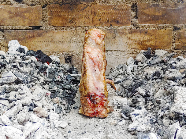 steak d'os florentin cuit dans un four à charbon incandescent
 - Photo, image