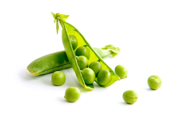 白い背景に隔離された新鮮な緑のエンドウ豆 - 写真・画像