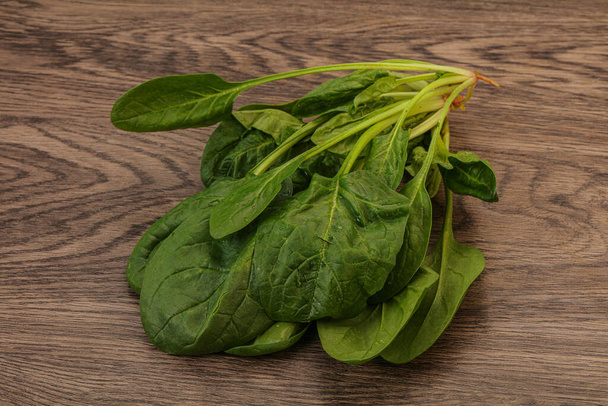 Веганская кухня - Свежий зеленый шпинат листья кучи - Фото, изображение