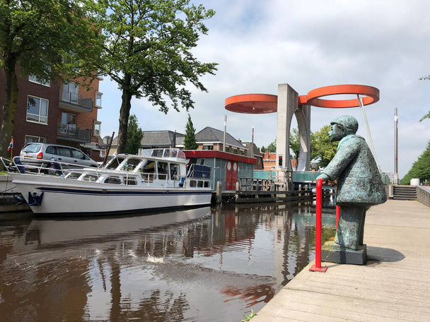 Die Statue Krinkiespijer (Kringetjesspuwer) im Stadskanaal, Groningen Niederlande - Foto, Bild