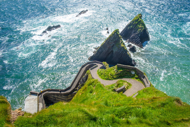 Molo Dunquin na półwyspie Dingle, Co Kerry, Irlandia - Zdjęcie, obraz