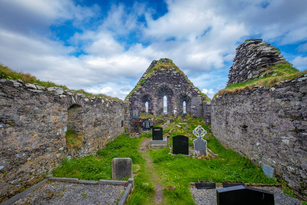 Abbey Adası 'ndaki eski harabeler Derrynane sahilinde Kerry Halkası, Caherdaniel, Kerry ilçesi, İrlanda - Fotoğraf, Görsel