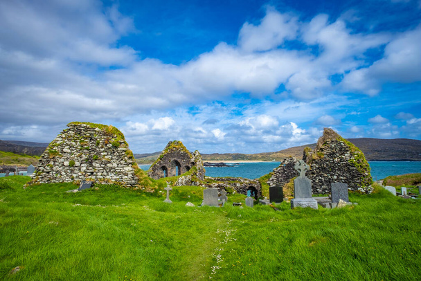 Abbey Adası 'ndaki eski harabeler Derrynane sahilinde Kerry Halkası, Caherdaniel, Kerry ilçesi, İrlanda - Fotoğraf, Görsel