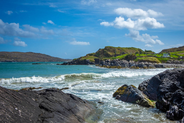 Caherdaniel yakınlarındaki Derrynane sahilindeki güzel Abbey adasında eski harabe, Kerry Halkası, Kerry İlçesi, İrlanda  - Fotoğraf, Görsel