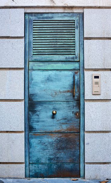 Зеленая металлическая дверь закрыта интерко
 - Фото, изображение
