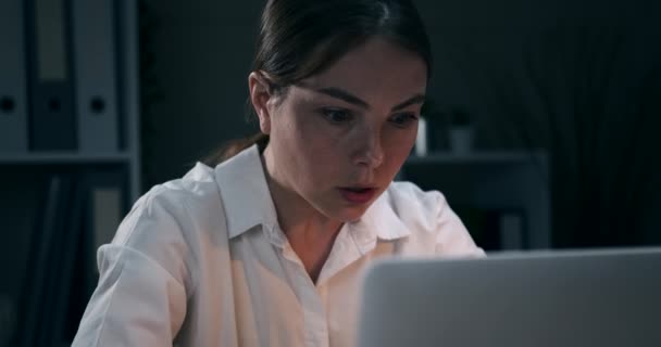 Bizneswoman żałuje swoich występków w nocnym biurze - Materiał filmowy, wideo