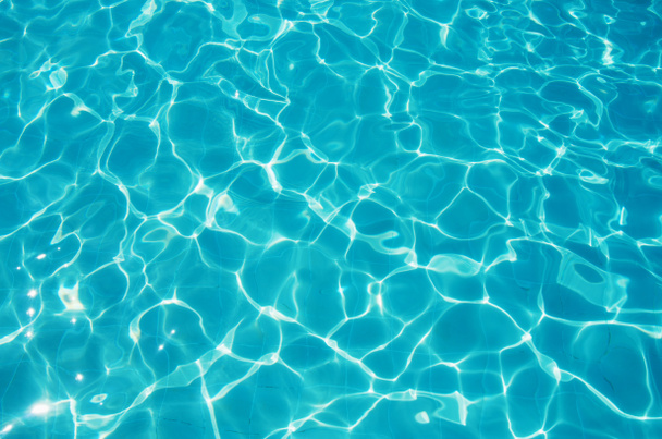 Agua azul rasgada en la piscina - Foto, imagen