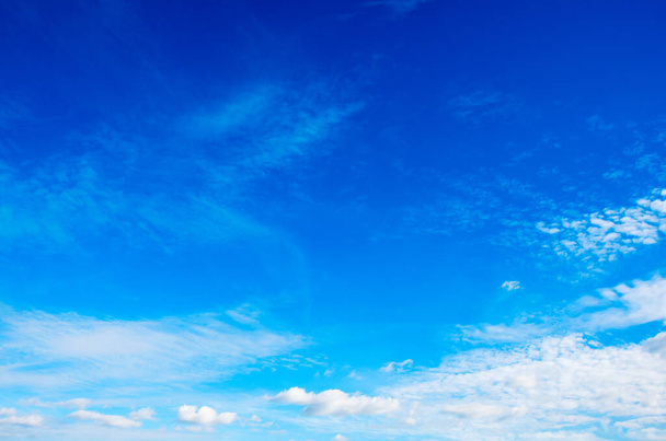 голубое небо на фоне облаков - Фото, изображение