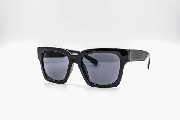 чорні сонцезахисні окуляри ізольований фон
 - Фото, зображення