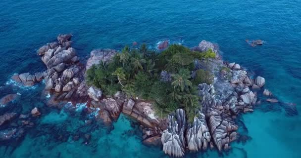 4K Images Aériennes de L'île Saint-Pierre entourant L'eau Bleue De L'océan Indien, Seychelles - Séquence, vidéo