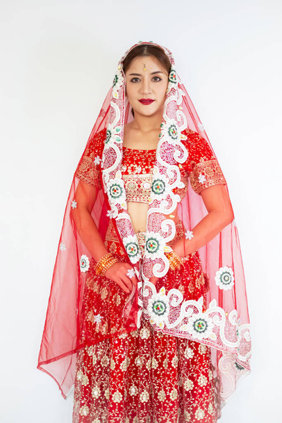 Mulher indiana bonita, mulher hindu modelo mehndi e jóias kundan. Traje indiano tradicional mulher indiana ou muçulmana
 - Foto, Imagem
