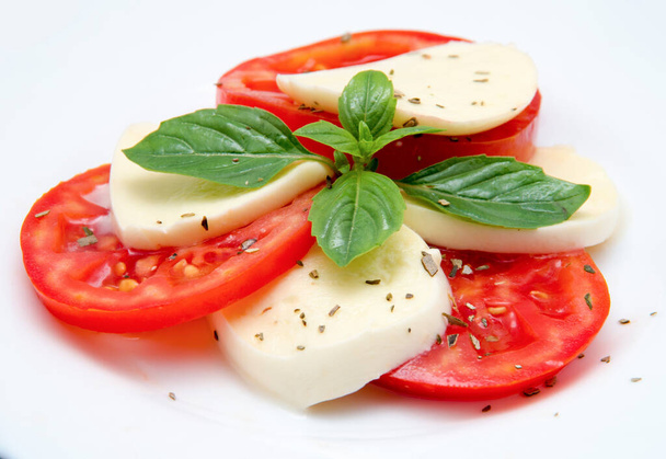 モッツァレッラチーズ、トマト、バジルでサラダをキャプチャします。 - 写真・画像