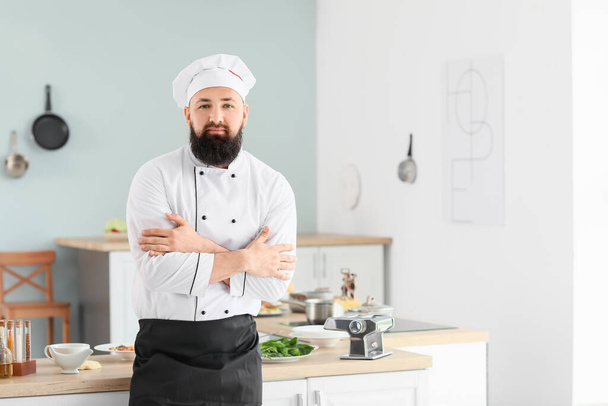 Πορτρέτο του όμορφου σεφ στην κουζίνα - Φωτογραφία, εικόνα